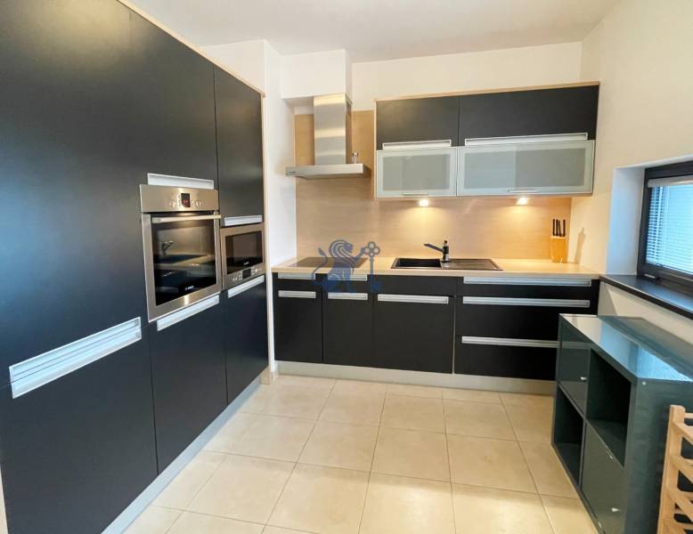 Na prenájom veľký 2- izb. byt na začiatku Koliby s terasou a wellness - Kuchyňa v 2-izbovom byte na ulici Tupého s moderným spotrebičom a úložným priestorom.