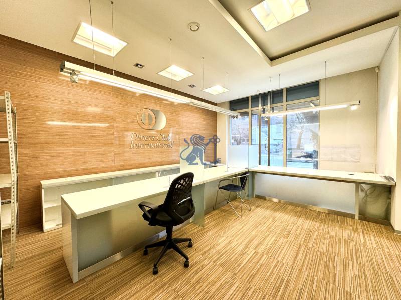 Obchodno- kancelársky priestor s výkladom na Nám. slobody - Svetlá kancelária na ulici Námestie slobody s moderným nábytkom a veľkými oknami.