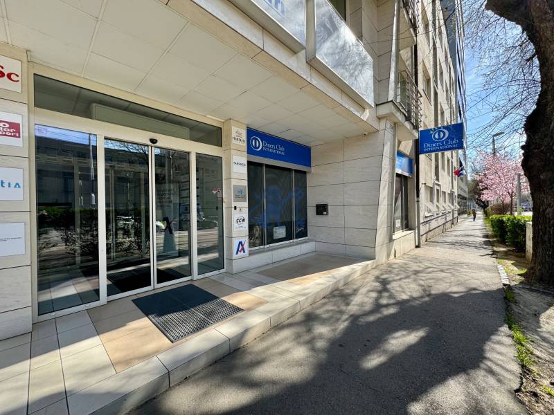 Obchodno- kancelársky priestor s výkladom na Nám. slobody - Vstup do budovy kancelárií pri ulici Námestie slobody s Diners Club International.