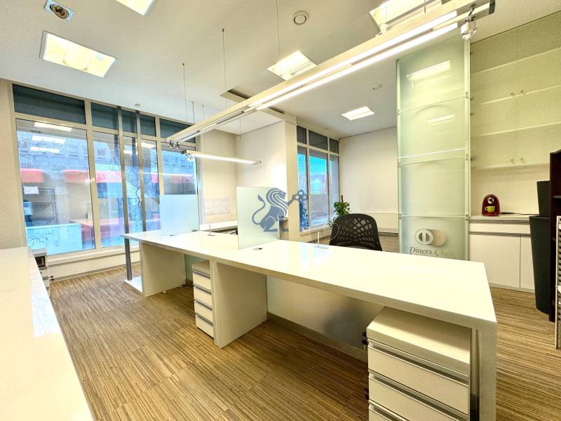 Obchodno- kancelársky priestor s výkladom na Nám. slobody - Kancelárie s priestrannou pracovnou stanicou a presvetlenými oknami na ulici Námestie slobody.