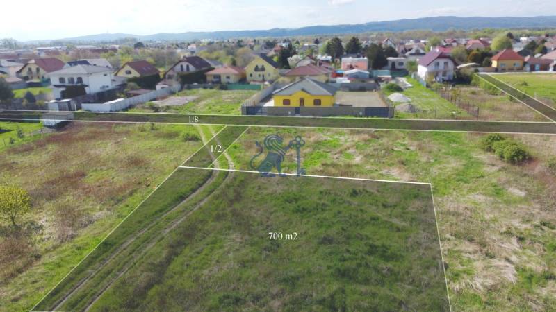 Stavebný pozemok v Bernolákove, Višňová ulica - Stavebný pozemok na ulici Višňová v blízkosti bývania, ideálny pre rodinný dom.