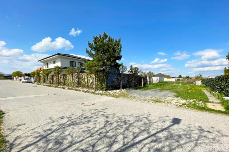 Stavebný pozemok v Bernolákove, Višňová ulica - Dom na ulici Višňová, vedľa je pozemok, vhodný na bývanie.