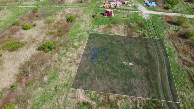 Stavebný pozemok v Bernolákove, Višňová ulica - Pozemky na ulici Višňová, ideálne pre bývanie, 700 m², prírodné prostredie.