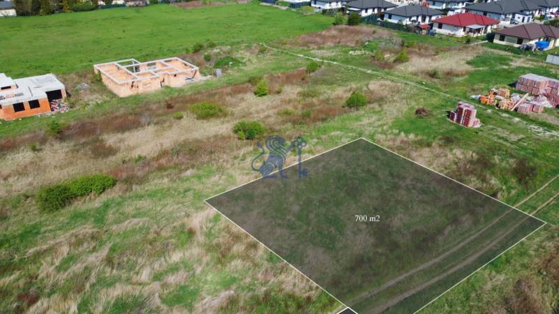 Stavebný pozemok v Bernolákove, Višňová ulica - Pozemok na ulici Višňová, ideálny pre bývanie, 700 m², pri stavbe domov.