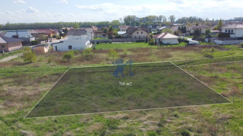 Stavebný pozemok v Bernolákove, Višňová ulica - Na ulici Višňová, pozemky na bývanie, 700 m² lokalita rodinných domov.