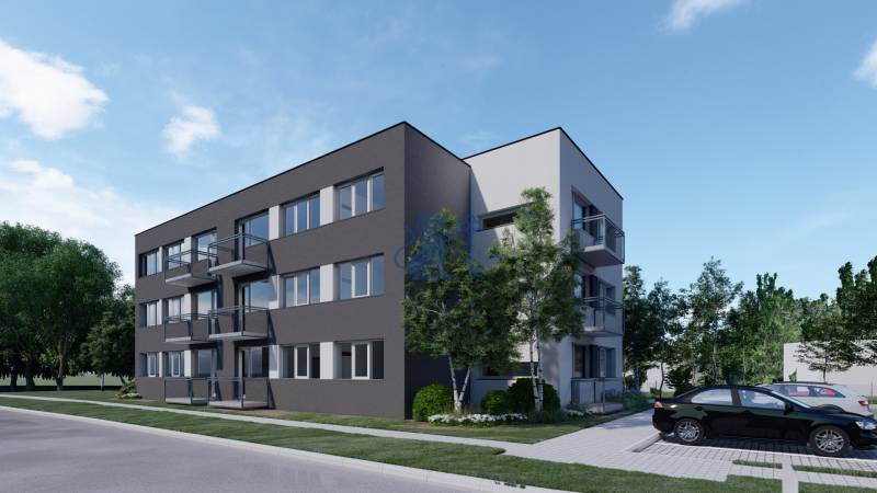 Pozemok s rozostavanou stavbou pre 12 bytov pri Senici - Trojposchodová budova s balkónmi a parkovacími miestami, obklopená zeleňou a stromami.