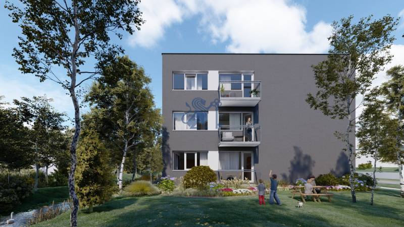 Pozemok s rozostavanou stavbou pre 12 bytov pri Senici - Bytová budova s balkónmi obklopená stromami, trávnikom a ľuďmi v záhrade.