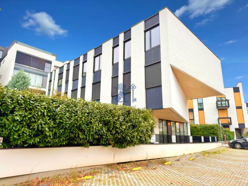 Budova s 8 apartmánmi alebo medicínske centrum, 9 park. miest- Koliba - Budova na ulici Na varte, vhodná pre obchodné priestory, s modernou architektúrou.