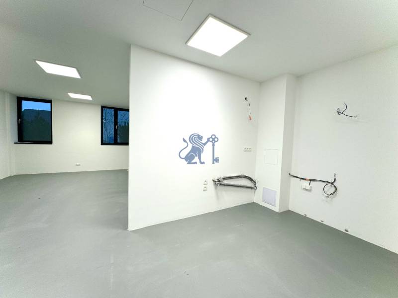 Budova s 8 apartmánmi alebo medicínske centrum, 9 park. miest- Koliba - Obchodné priestory, biele steny, šedá podlaha, dve okná, ulica Na varte.