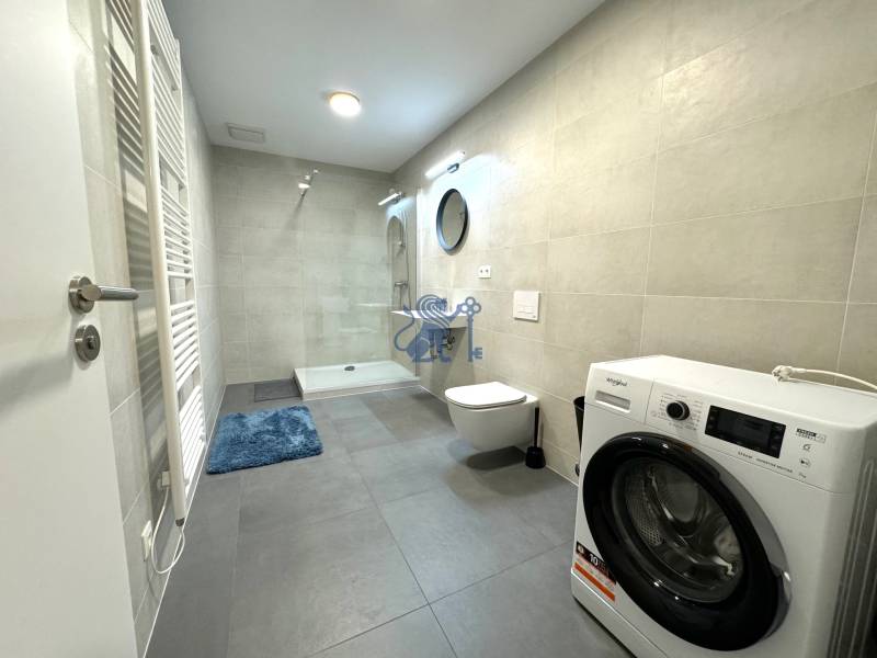 Budova s 8 apartmánmi alebo medicínske centrum, 9 park. miest- Koliba - Kúpeľňa s práčkou, sprchou a WC, svetlé obklady, na ulici Na varte.