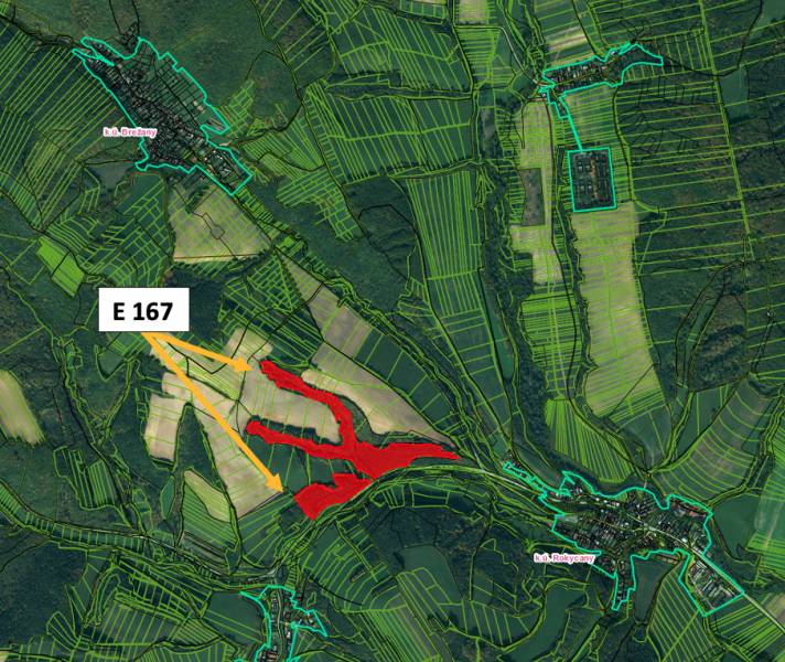 Rokycany – 125.140 m2 LESNÝ POZEMOK v podiele 1/1 - Letecká mapa zobrazujúca poľnohospodárske a lesné pozemky pri meste Rokycany.