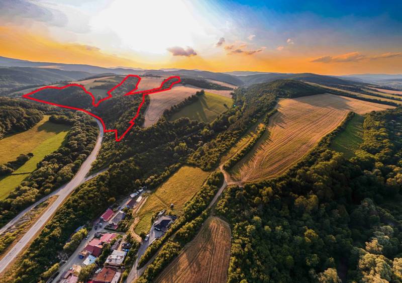 Rokycany – 125.140 m2 LESNÝ POZEMOK v podiele 1/1 - Letecký pohľad na poľnohospodárske a lesné pozemky v okolí Rokycian pri západe slnka.