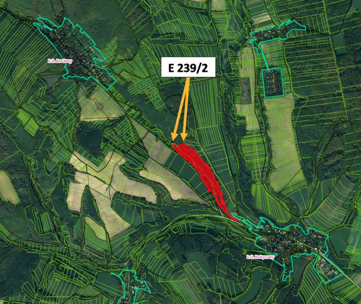 Rokycany – 70.000 m2 LESNÝ POZEMOK v podiele 1/1 - Letecký pohľad na poľnohospodárske a lesné pozemky v okolí Rokycian s vyznačenou parcelou.