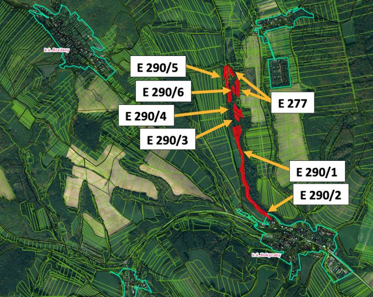 Rokycany – 38.000 m2 LESNÝ POZEMOK v podiele 1/1 - Ortofotomapa poľnohospodárskych a lesných pozemkov v oblasti Rokycany s označenými parcelami.