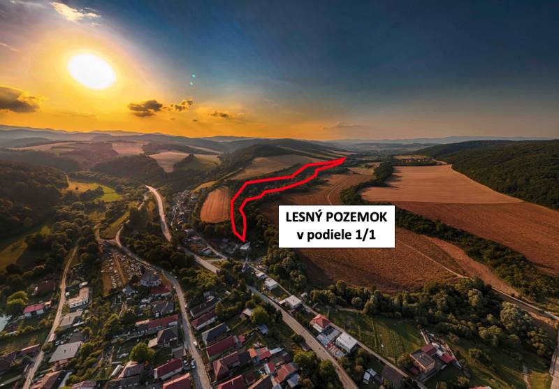 Rokycany – 38.000 m2 LESNÝ POZEMOK v podiele 1/1 - Pohľad na poľnohospodárske a lesné pozemky pri západe slnka v okolí Rokycian.
