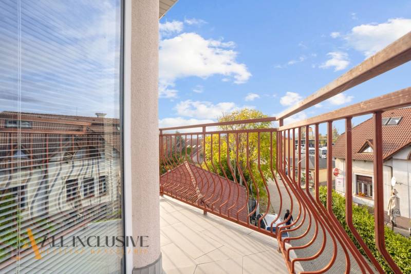 NA PREDAJ 2-IZBOVÝ BYT S 2 BALKÓNMI, DUNAJSKÁ STREDA - Výhľad z balkóna na strechy a stromy v 2-izbovom byte na Kukučínovej v Dunajskej Strede.