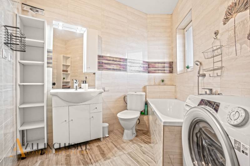 NA PREDAJ 2-IZBOVÝ BYT S 2 BALKÓNMI, DUNAJSKÁ STREDA - Kúpeľňa so sprchou, vaňou a práčkou v 2-izbovom byte, podlaha s dreveným dekorom.