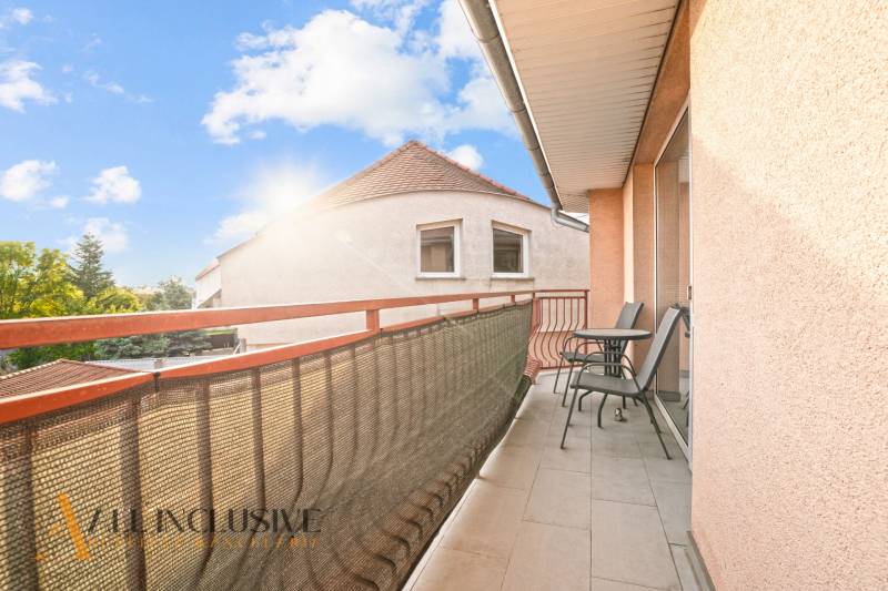 NA PREDAJ 2-IZBOVÝ BYT S 2 BALKÓNMI, DUNAJSKÁ STREDA - Balkón s posedením vedľa 2-izbového bytu na Kukučínovej ulici v Dunajskej Strede.