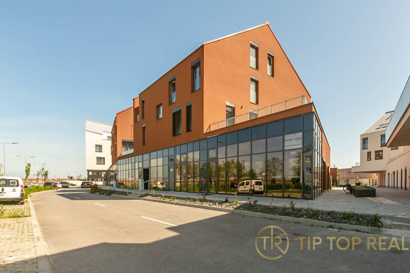 OPAL - NOVÝ a KOMPLETNE ZARIADENÝ 2,5-izbový byt s LODŽIOU a PARKOVANÍ - Budova v oblasti Bratislava - Jarovce na Perlovej ulici, okná odrážajúce okolie.