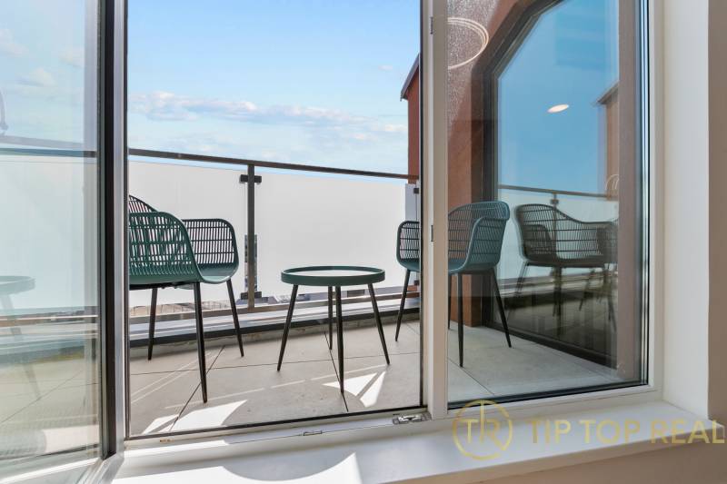 OPAL - NOVÝ a KOMPLETNE ZARIADENÝ 2,5-izbový byt s LODŽIOU a PARKOVANÍ - Balkón s posedením v 2-izbovom byte, výhľad na jasnú oblohu.