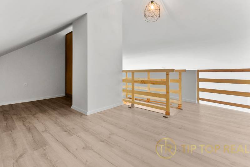 OPAL - NOVÝ a KOMPLETNE ZARIADENÝ 2,5-izbový byt s LODŽIOU a PARKOVANÍ - Vzdušný priestor v 2-izbovom byte s podlahou s dreveným dekorom.