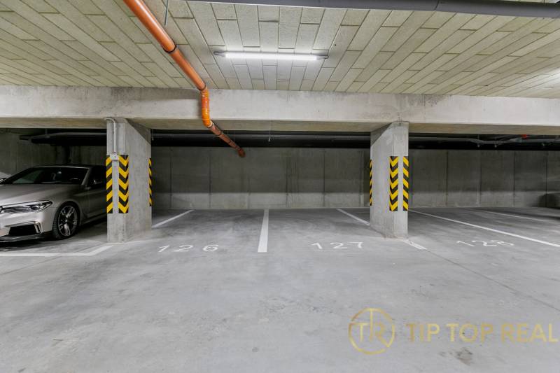 OPAL - NOVÝ a KOMPLETNE ZARIADENÝ 2,5-izbový byt s LODŽIOU a PARKOVANÍ - Podzemné parkovisko s ohraničenými parkovacími miestami a stĺpmi na Perlovej v Bratislave - Jarovciach.