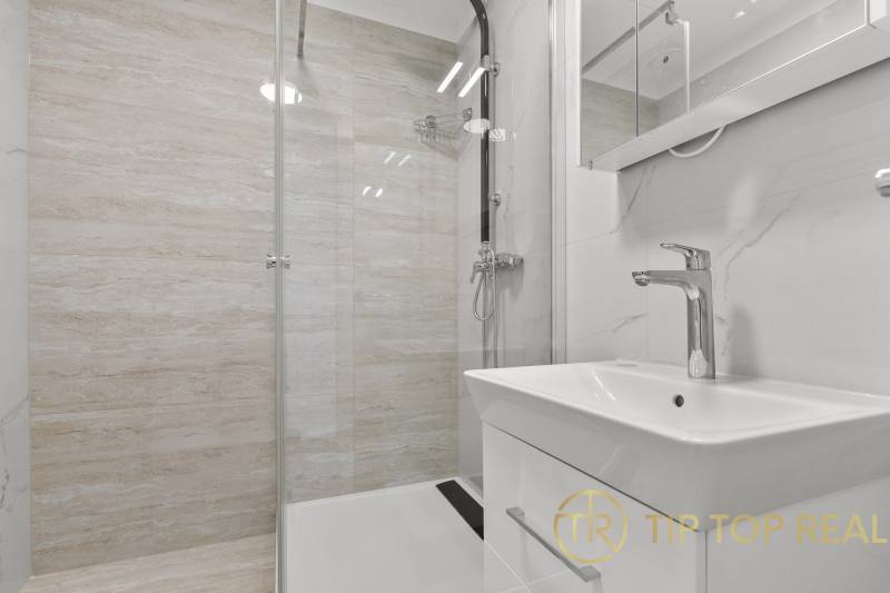 OPAL - NOVÝ a KOMPLETNE ZARIADENÝ 2,5-izbový byt s LODŽIOU a PARKOVANÍ - Kúpeľňa v 2-izbovom byte s umývadlom, sprchou a svetlými obkladmi.