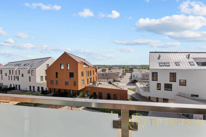 OPAL - NOVÝ a KOMPLETNE ZARIADENÝ 2,5-izbový byt s LODŽIOU a PARKOVANÍ - Pohľad z balkóna na moderné budovy na Perlovej ulici v Bratislave - Jarovciach.