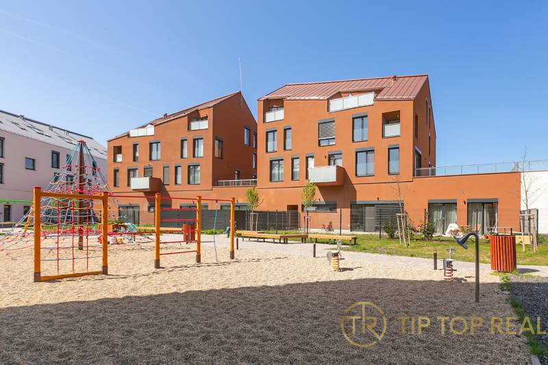 OPAL - NOVÝ a KOMPLETNE ZARIADENÝ 2,5-izbový byt s LODŽIOU a PARKOVANÍ - Detské ihrisko pred obytnými domami na Perlovej ulici v Bratislave, Jarovciach.