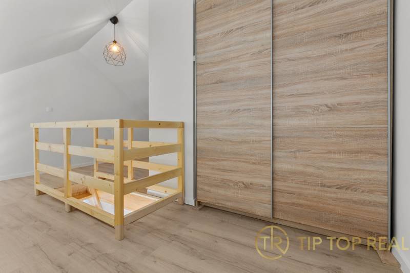 OPAL - NOVÝ a KOMPLETNE ZARIADENÝ 2,5-izbový byt s LODŽIOU a PARKOVANÍ - Podkrovný priestor s dreveným zábradlím, osvetlením a podlahou s dreveným dekorom v 2-izbovom byte.