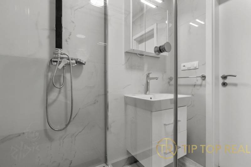 OPAL - NOVÝ a KOMPLETNE ZARIADENÝ 2,5-izbový byt s LODŽIOU a PARKOVANÍ - Kúpeľňa so sprchovacím kútom a umývadlom v 2-izbovom byte.