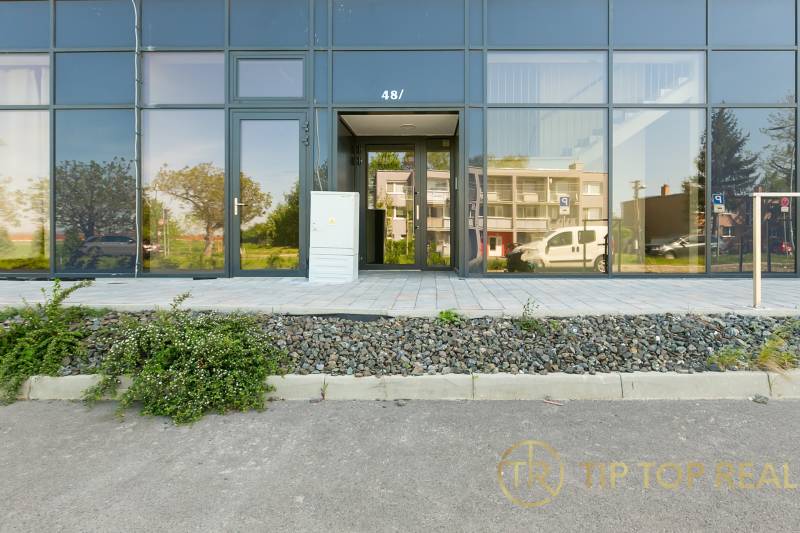 OPAL - NOVÝ a KOMPLETNE ZARIADENÝ 2,5-izbový byt s LODŽIOU a PARKOVANÍ - Vstup do budovy na Perlovej ulici v Bratislave - Jarovce, moderné presklenie a upravené okolie.