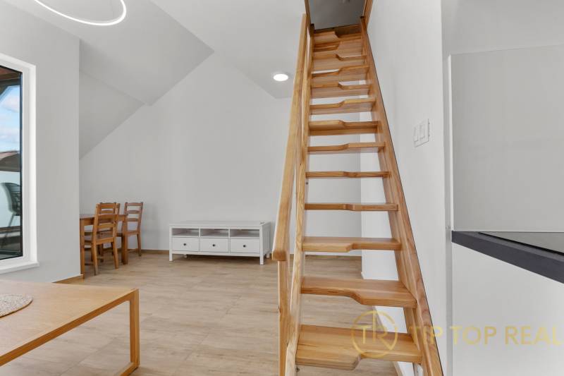 OPAL - NOVÝ a KOMPLETNE ZARIADENÝ 2,5-izbový byt s LODŽIOU a PARKOVANÍ - Schody s dreveným dekorom v obývacej izbe 2-izbového bytu, vedľa jedálenského stola.