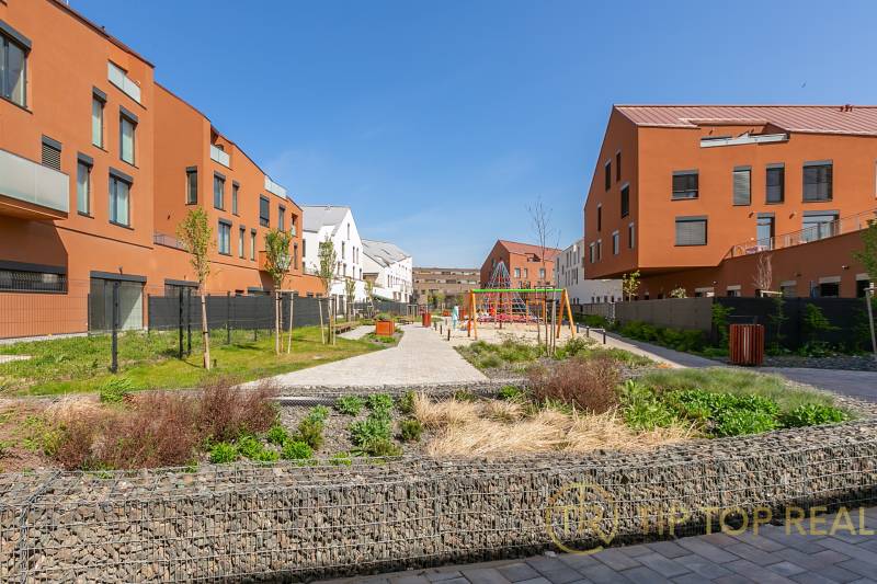 OPAL - NOVÝ a KOMPLETNE ZARIADENÝ 2,5-izbový byt s LODŽIOU a PARKOVANÍ - Rodinné domy na Perlovej ulici v časti Bratislava - Jarovce s detským ihriskom.