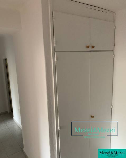 Na predaj prakticky riešený 2-izbový byt s balkónom - Biely vstavaný úložný priestor a dlažba v 2-izbovom byte.