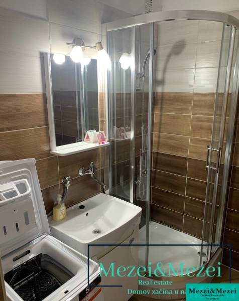 Na predaj prakticky riešený 2-izbový byt s balkónom - Kúpeľňa s umývadlom, práčkou a sprchovacím kútom v 2-izbovom byte.