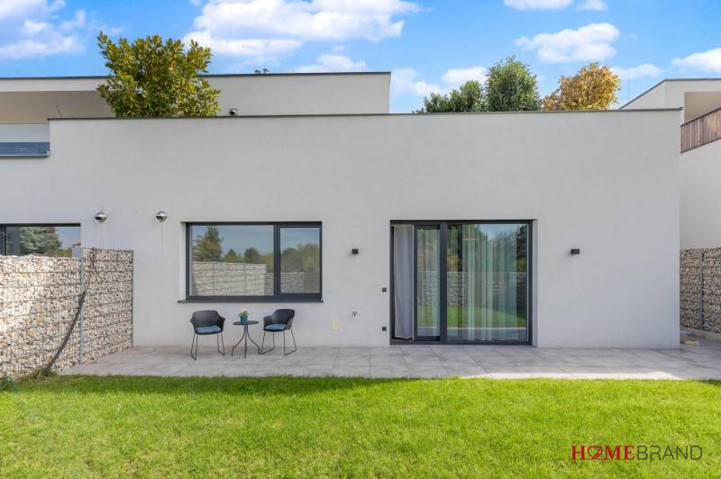 BÝVANIE VO VILA DOME - POSLEDNÝ VOĽNÝ 3-IZBOVÝ BYT SO ZÁHRADOU - Exteriér 3-izbového bytu na Lipnickej ulici v Dunajskej Lužnej s terasou a zeleňou.