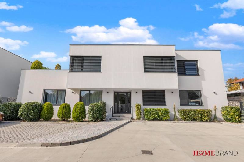 BÝVANIE VO VILA DOME - POSLEDNÝ VOĽNÝ 3-IZBOVÝ BYT SO ZÁHRADOU - Moderná budova na Lipnickej ulici v Dunajskej Lužnej obklopená zeleňou.