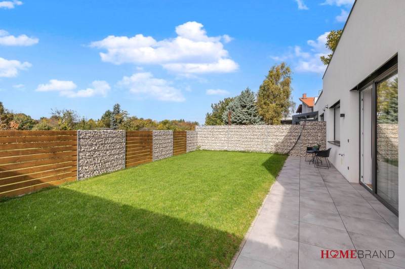 BÝVANIE VO VILA DOME - POSLEDNÝ VOĽNÝ 3-IZBOVÝ BYT SO ZÁHRADOU - Záhrada 3-izbového bytu na Lipnickej ulici v Dunajskej Lužnej so zeleňou a terasou.