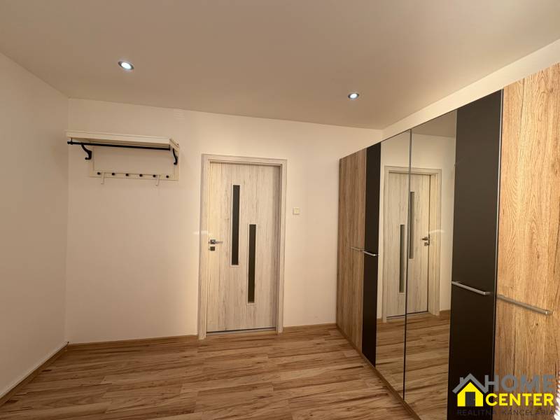 REZERVOVANÝ prenájom zrekonštruovaného 3 izbového bytu, ul. Rákócziho - Izba v 3-izbovom byte s podlahou s dreveným dekorom a zrkadlovou skriňou.