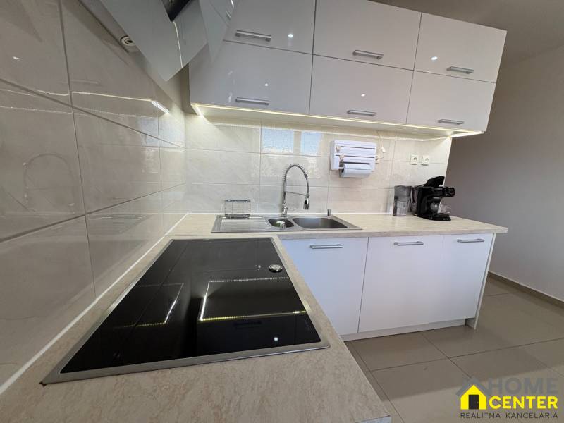 REZERVOVANÝ prenájom zrekonštruovaného 3 izbového bytu, ul. Rákócziho - Elegantná kuchyňa v 3-izbovom byte s bielymi skrinkami a indukčnou varnou doskou.