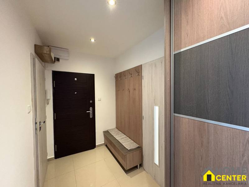 REZERVOVANÝ prenájom zrekonštruovaného 3 izbového bytu, ul. Rákócziho - Vstupná hala 3-izbového bytu so skriňou a vešiakom, svetlé prostredie.