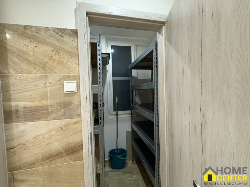 REZERVOVANÝ prenájom zrekonštruovaného 3 izbového bytu, ul. Rákócziho - Malý sklad v 3-izbovom byte s regálmi a vedrom.