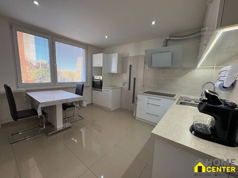 REZERVOVANÝ prenájom zrekonštruovaného 3 izbového bytu, ul. Rákócziho - Kuchyňa 3-izbového bytu s veľkými oknami, jedálenským stolom a svetlou podlahou.