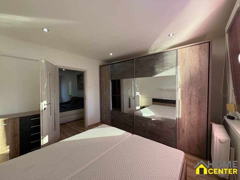 REZERVOVANÝ prenájom zrekonštruovaného 3 izbového bytu, ul. Rákócziho - Spálňa so vstavanou skriňou a prúdiacim prirodzeným svetlom v 3-izbovom byte.