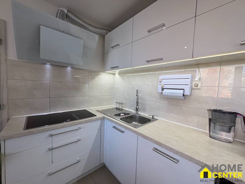 REZERVOVANÝ prenájom zrekonštruovaného 3 izbového bytu, ul. Rákócziho - Kuchyňa so vstavanou varnou doskou a drezom v 3-izbovom byte.