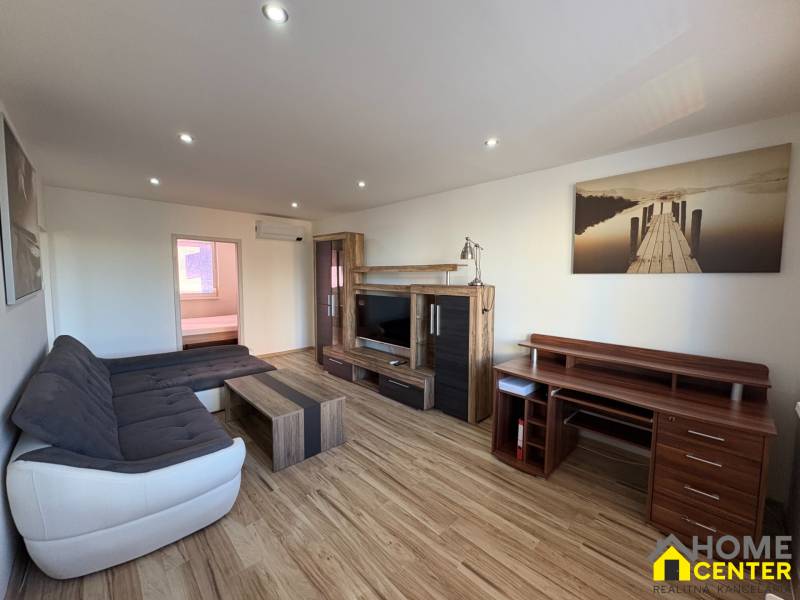 REZERVOVANÝ prenájom zrekonštruovaného 3 izbového bytu, ul. Rákócziho - Obývacia izba v 3-izbovom byte s podlahou s dreveným dekorom a pohodlnou sedacou súpravou.