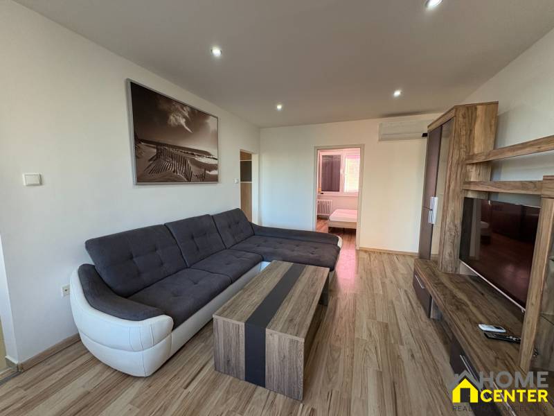 REZERVOVANÝ prenájom zrekonštruovaného 3 izbového bytu, ul. Rákócziho - Obývačka v 3-izbovom byte s rohovou sedačkou a podlahou s dreveným dekorom.