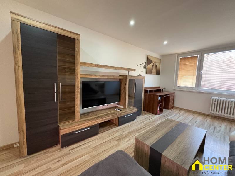 REZERVOVANÝ prenájom zrekonštruovaného 3 izbového bytu, ul. Rákócziho - Obývacia izba v 3-izbovom byte s podlahou s dreveným dekorom a moderným nábytkom.