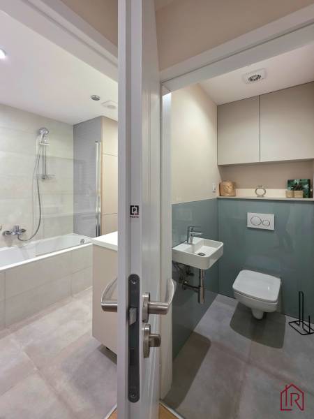 REZERVOVANÉ - 3i, OV, 71m2 + loggia, Lomonosovova, dizajnový, zariaden - Kúpeľňa a toaleta v 3-izbovom byte s vaňou a vstavanou sanitou.